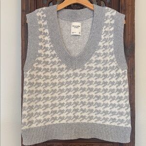 Abercrombie & Fitch V-Neck Houndstooth Sweater Vest